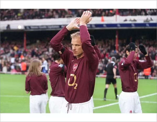Dennis Bergkamp (Arsenal) claps the fans before the match