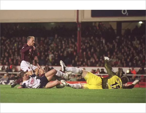 Dennis Bergkamp scores Arsenals 1st goal. Arsenal 4: 0 Portsmouth