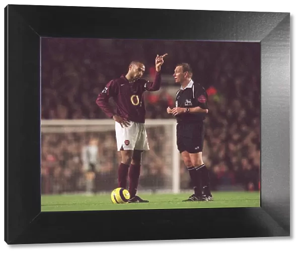 Thierry Henry (Arsenal) and Referee Graham Poll. Arsenal 0: 0 Manchester United