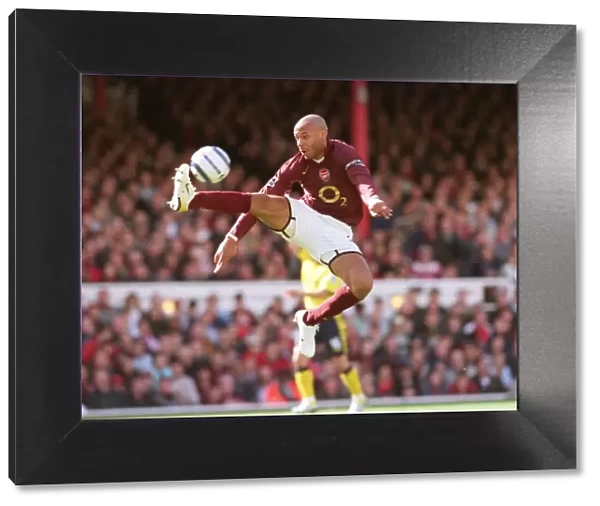 Thierry Henry brings the ball down on his way to scoring his 1st, Arsenals 2nd goal