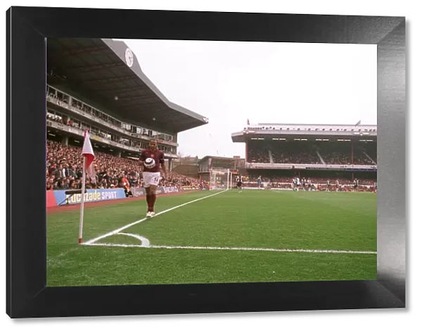Thierry Henry (Arsenal) walks out to take a corner in the South East Corner