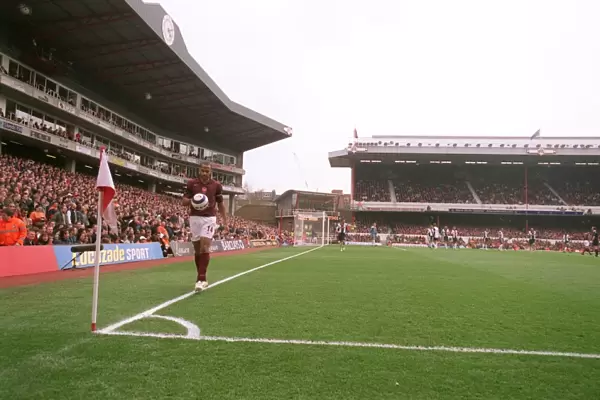 Thierry Henry (Arsenal) walks out to take a corner in the South East Corner