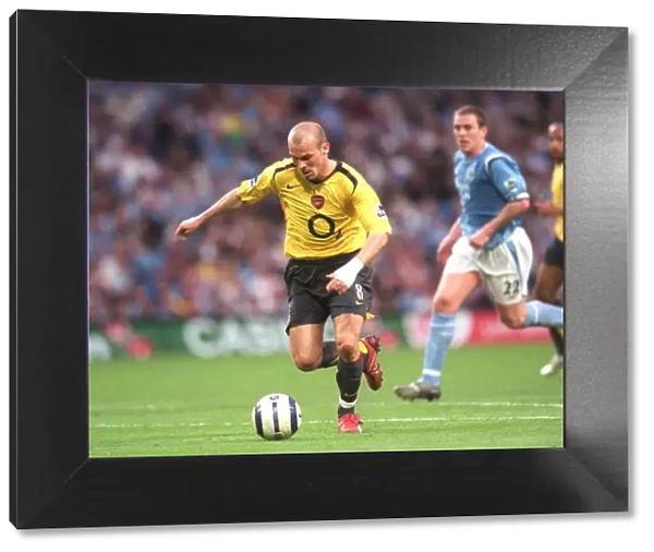 Freddie Ljungberg Scores Arsenal's First Goal Against Manchester City in FA Premiership (4 / 5 / 06)