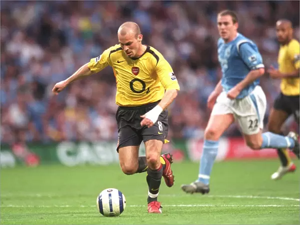 Freddie Ljungberg Scores Arsenal's First Goal Against Manchester City in FA Premiership (4 / 5 / 06)