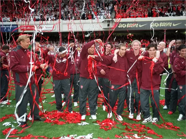 The Arsenal players catch up in the streamers. Arsenal 4: 2 Wigan Athletic