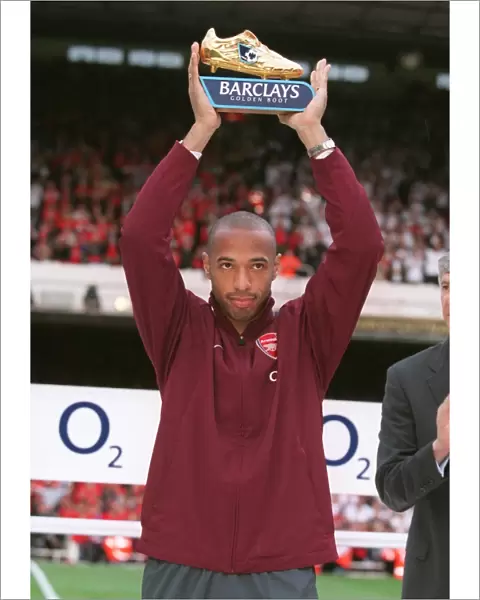 Thierry Henry with his Golden Boot Trophy. Arsenal 4: 2 Wigan Athletic