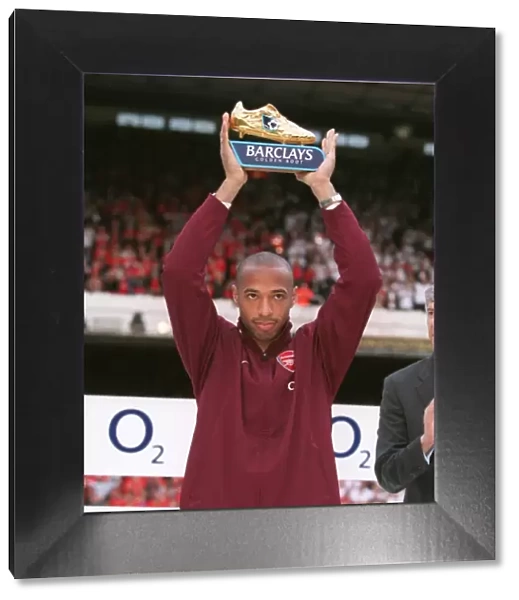Thierry Henry with his Golden Boot Trophy. Arsenal 4: 2 Wigan Athletic