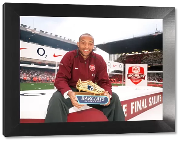 Thierry Henry with his Golden Boot Award. Arsenal 4: 2 Wigan Athletic