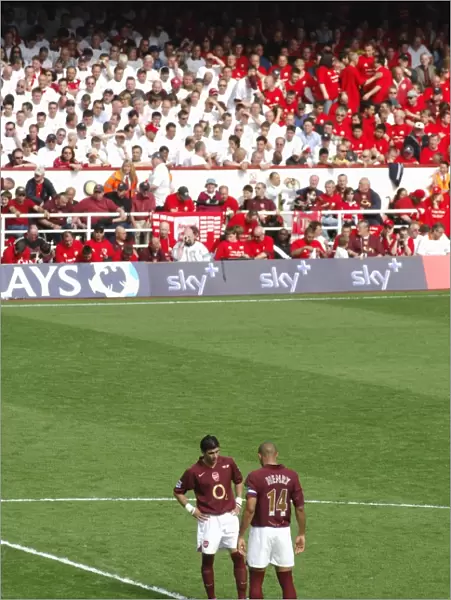 Jose Reyes and Thierry Henry (Arsenal) kick off the 2nd half