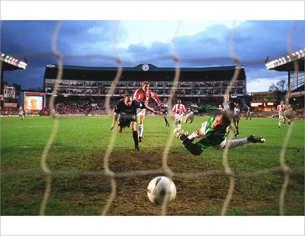 Bergkamp goal2 030125AFC. jpg