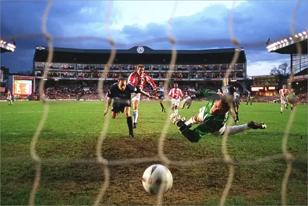 Bergkamp goal2 030125AFC. jpg