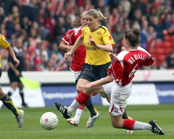 Arsenal's Kelly Smith Celebrates Victory Over Charlton's Maria Bertelli in FA Cup Final