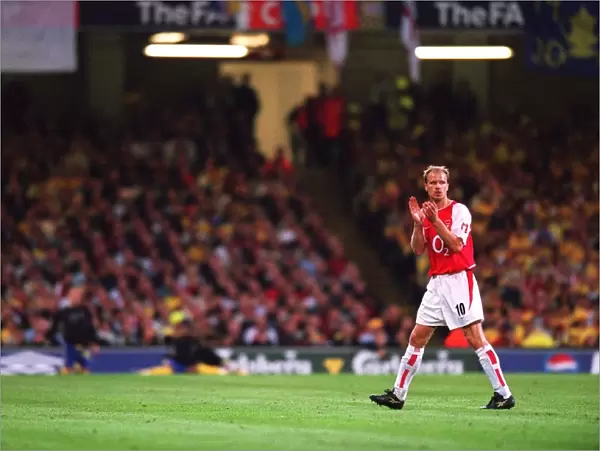 Dennis Bergkamp (Arsenal) claps the fans as he is substituted