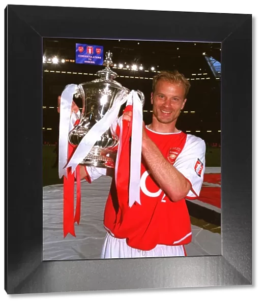 Dennis Bergkamp (Arsenal) with the FA Cup Trophy. Arsenal 1: 0 Southampton