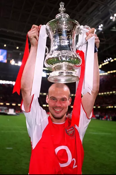 Freddie Ljungberg (Arsenal) with the FA Cup Trophy. Arsenal 1: 0 Southampton
