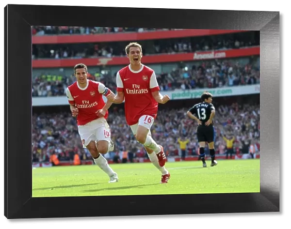 Aaron Ramsey celebrates scoring Arsenals goal with Robin van Persie