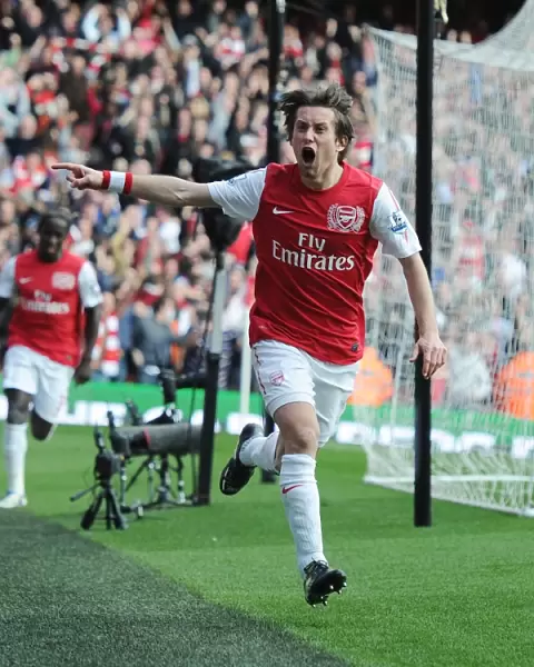 Tomas Rosicky's Triumph: Arsenal's Third Goal vs. Tottenham in the 2011-12 Premier League