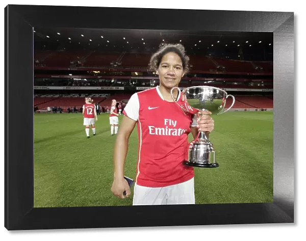 Mary Phillip (Arsenal) with the Premier League trophy