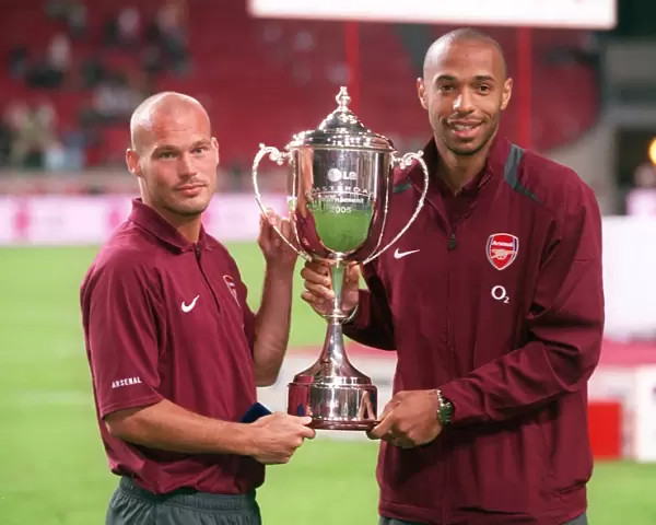 Freddie Ljungberg and Thierry Henry (Arsenal). Arsenal 2: 1 Porto
