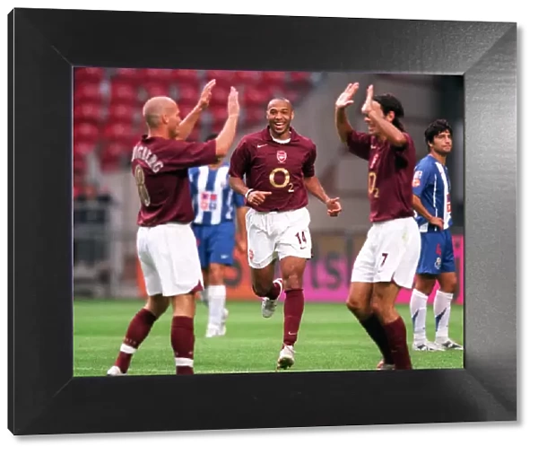 Thierry Henry (Arsenal) celebrates Freddie Ljungbergs 1st goal with Robert Pires