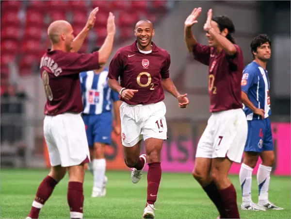 Thierry Henry (Arsenal) celebrates Freddie Ljungbergs 1st goal with Robert Pires