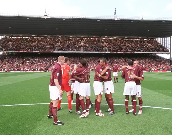 Arsenal players before the kick off. Arsenal 2: 0 Newcastle United