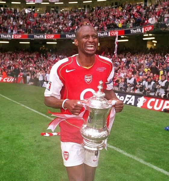 Patrick-Vieira-Arsenal-with-the-FA-Cup-Trophy-Arsenal-00-Manchester-United_97833.jpg