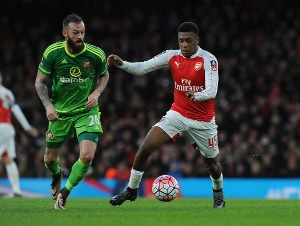 Alex Iwobi Outmaneuvers Steven Fletcher in Arsenal's FA Cup Victory
