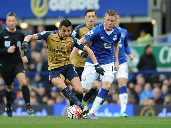 Alexis Sanchez Outmaneuvers McCarthy: Everton vs. Arsenal, Premier League 2015-16