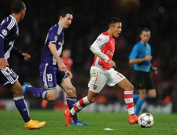 Alexis Sanchez vs. Sacha Kljestan: Battle at Emirates Stadium - Arsenal FC vs. RSC Anderlecht, UEFA Champions League, 2014