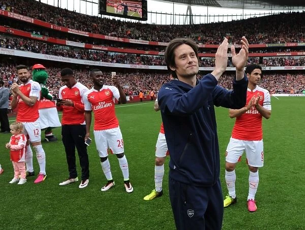 Arsenal Bids Farewell to Tomas Rosicky with Emotional Guard of Honor