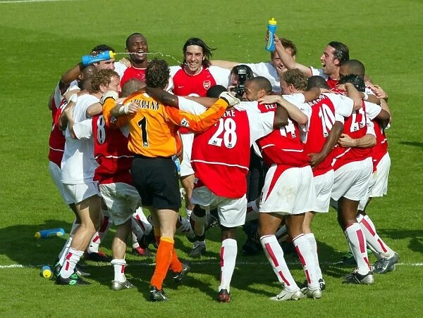 Arsenal Celebrates Victory: Arsenal 2-1 Leicester City, FA Premiership, Highbury, London, May 2004