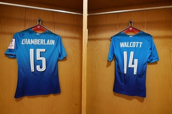 Arsenal Changing Room: Oxlade-Chamberlain and Walcott's Shirts Before Arsenal v Benfica (Emirates Cup 2017-18)