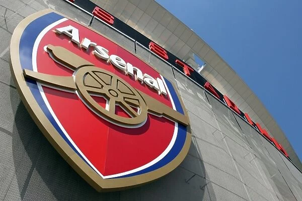 The Arsenal Crest outside the stadium