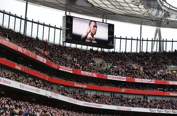 Arsenal Fans Honor Late Legend David Rocastle During Match Against Reading
