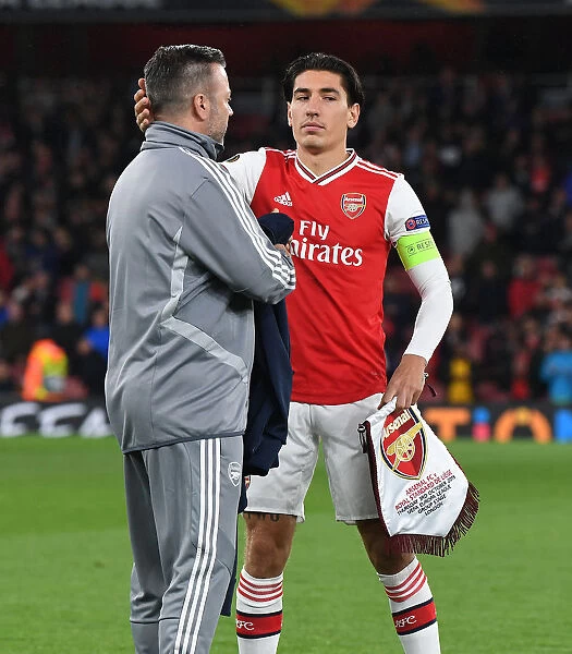 Arsenal FC vs Standard Liege: Hector Bellerin's Emotional Moment with Kit Manager Paul Akers (UEFA Europa League, Group F)