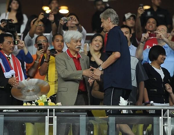 Arsenal manager Arsene Wenger with the Malaysian Prime Minister. Malaysia XI 0: 4 Arsenal