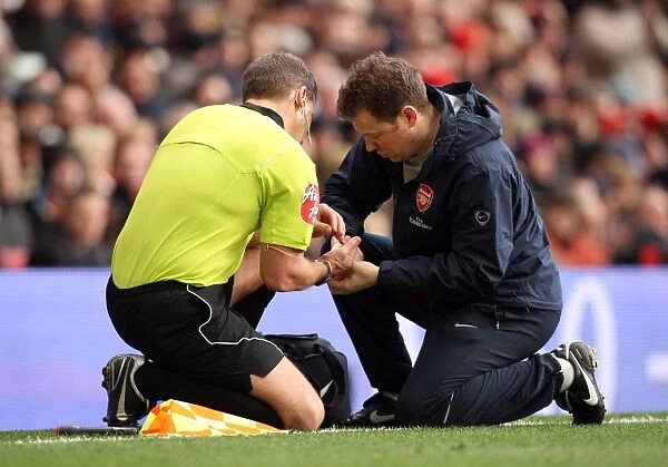 Arsenal physio Colin Lewin attends to the Linesman. Arsenal 2: 0 Sunderland