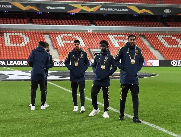 Arsenal Players Inspect Standard Liege's Pitch Ahead of UEFA Europa League Match