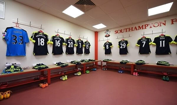 Arsenal Pre-Match Huddle: Arsenal Changing Room at Southampton (2016-17)