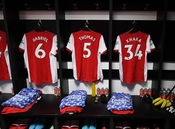 Arsenal Trio: Pre-Match Preparation in Watford's Vicarage Road (Watford v Arsenal, Premier League 2021-22)