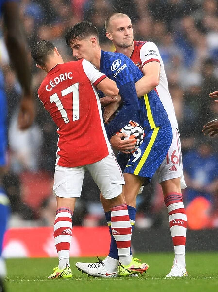 Arsenal vs. Chelsea: Intense Battle for Ball Possession - Arsenal's Holding and Soares vs. Chelsea's Havertz (Premier League 2021-22)