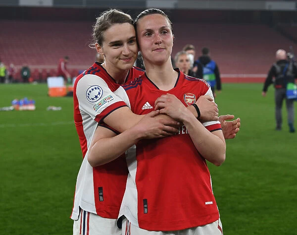 Arsenal Women Celebrate Quarterfinal Victory: Miedema and Wubben-Moy's Embrace of Triumph