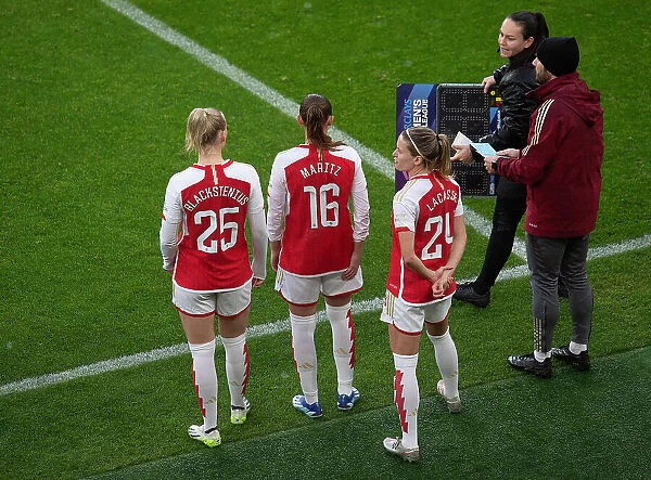 Arsenal Women vs. Chelsea Women: Ready on the Sidelines at Emirates Stadium - Barclays Super League