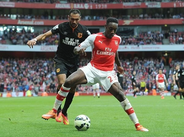 Arsenal's Danny Welbeck Fends Off Hull's Ahmed Elmohamady in Premier League Clash