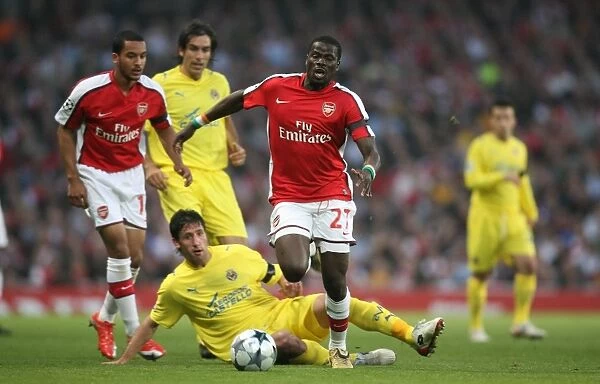 Arsenal's Eboue and Capdevila Clash in Champions League Semi-Final Showdown: Arsenal 3-0 Villarreal (15 / 4 / 2009)