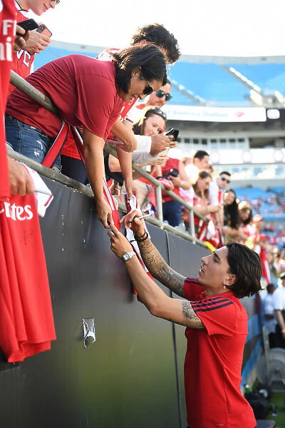 Arsenal's Hector Bellerin Engages with Fans at Arsenal v Fiorentina 2019-20 Pre-Season Match in Charlotte
