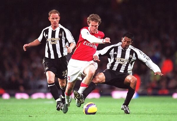 Arsenal's Hleb Faces Off Against Butt and Solano in 1:1 Battle at Emirates Stadium, FA Premiership, 18 / 11 / 06