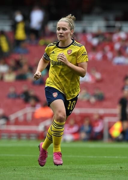 Arsenal's Kim Little Faces Off Against FC Bayern Munich at Emirates Cup
