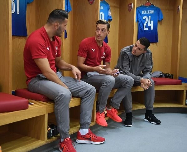 Arsenal's Kolasinac, Ozil, and Xhaka in the Changing Room: Pre-Match Huddle (Emirates Cup 2017-18)